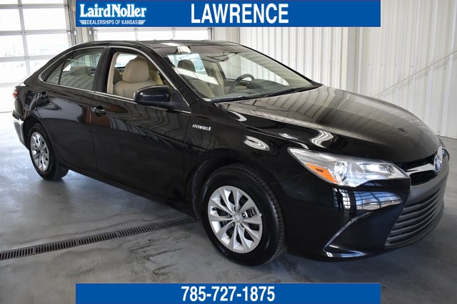 Pre Owned 2017 Toyota Camry Hybrid Le 4d Sedan In Topeka Pl3802 Pre Owned 2017 Toyota Camry Hybrid Le