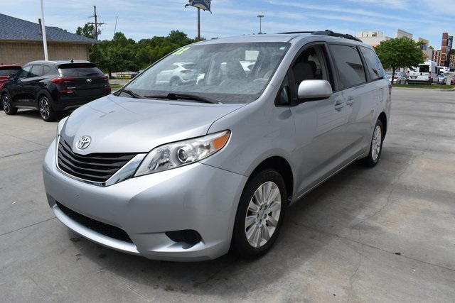 Pre-Owned 2012 Toyota Sienna LE 4D Passenger Van in Topeka #A4833 ...